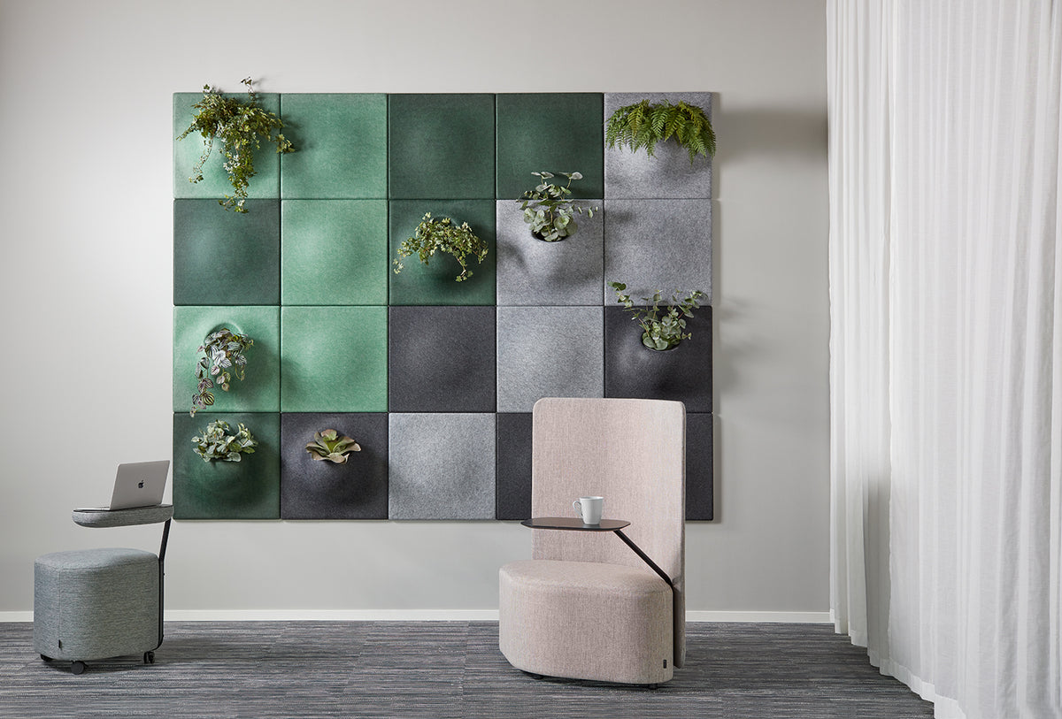 plantpanel kombinerat med plainpanel uppsatt på kontor med två stycken romb seat framför