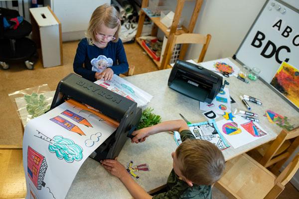 Xyron lamineringsmaskin i bruk