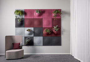 plainpanel och plantpanel i olika färger placerade på en kontorsvägg